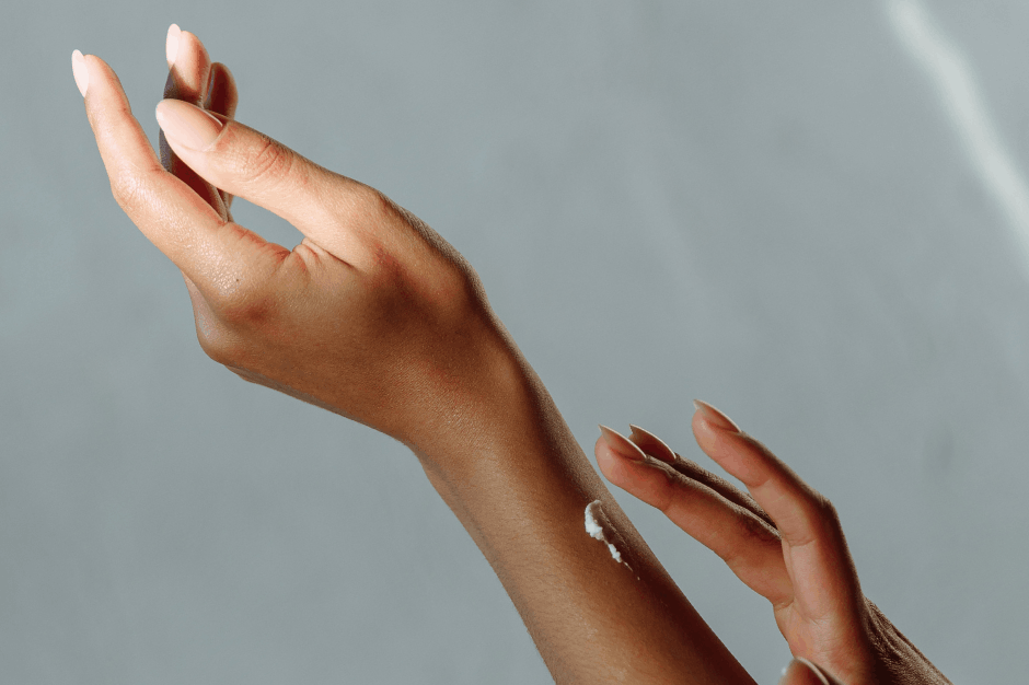 Îngrijirea mâinilor iarna: cum să le menții hidratate, catifelate și sănătoase
